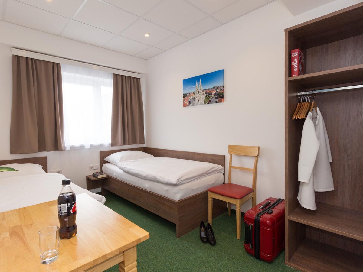 Winbudget "Bed&Breakfast" Wiener Neustadt Exterior photo